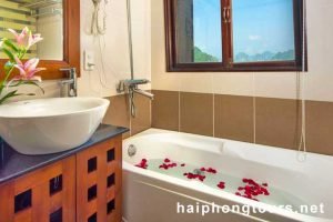 Bathtub VIP room Halong Grayline Cruise